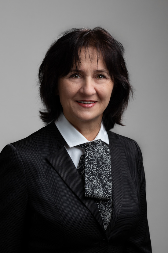 Jolanta Kostrzewa-Janicka – Prodziekan ds. kierunków lekarsko-dentystycznego i technik dentystycznych Wydziału Lekarsko-Stomatologicznego Warszawskiego Uniwersytetu Medycznego, zdjęcie portretowe